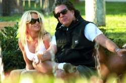  74-летний Джон Питерс &nbsp;поделился подробностями скоротечного брака с 52-летней Памелой Андерсон 
  