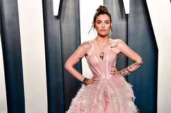  Пэрис Джексон не изменяет своим привычкам 
  