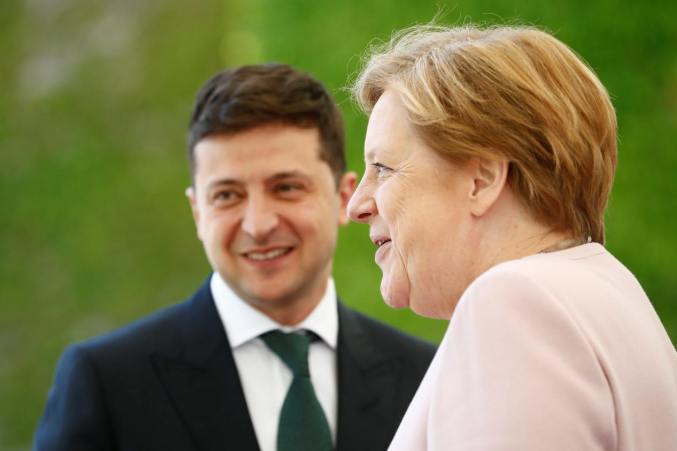 Зеленський подзвонив Меркель і підняв питання санкцій проти оточення Януковича