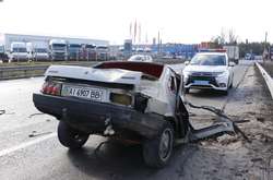 Від удару легковик розірвало на дві частини