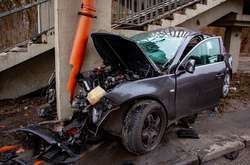 Моторний відсік машини «обійняв» опору