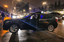 BMW перекинувся, став на колеса і перегородив смугу