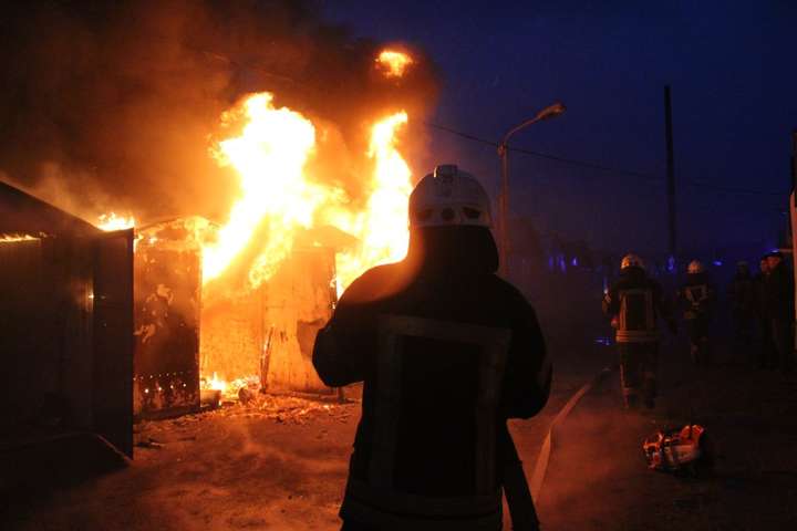 На Оболоні сталася велика пожежа: горіли гаражі з автівками (фото)