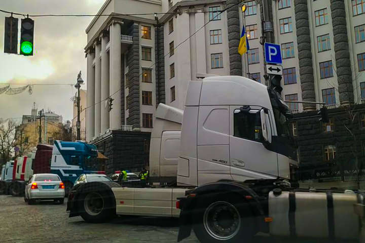 Під Кабмін і на в’їзди в Київ з'їхалися сотні вантажівок (фото, відео)