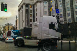 Під Кабмін і на в’їзди в Київ з'їхалися сотні вантажівок (фото, відео)