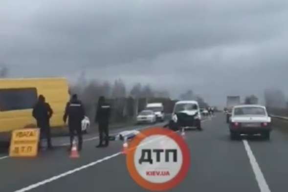 Під Києвом сталася смертельна ДТП: автівки зіткнулися лоб в лоб (відео)