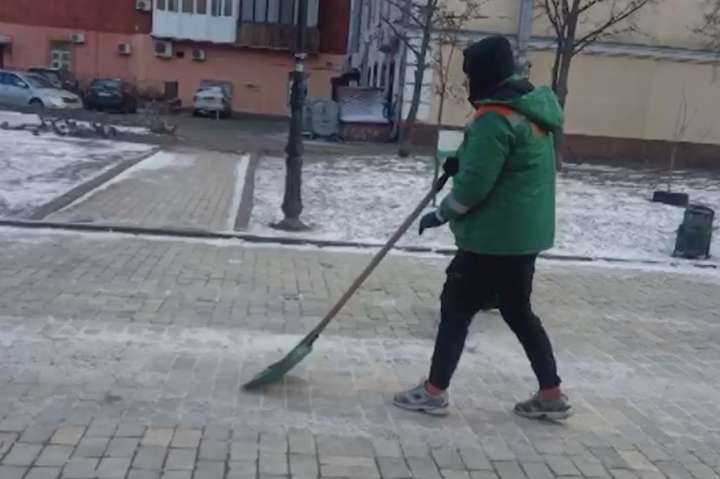 Вандала з Алеї художників змусили прибирати вулиці Києва (відео)
