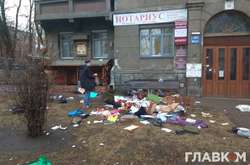 В центре Киева девушка выбросила вещи из окна на улицу