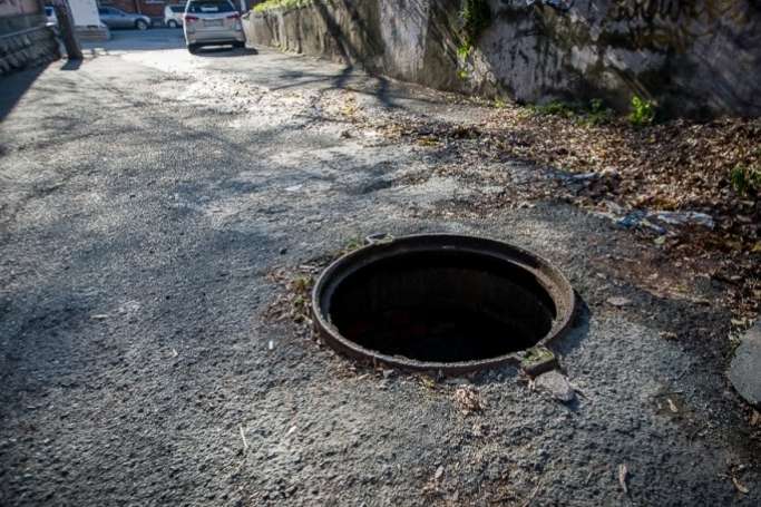 У Київводоканалі розповіли, скільки каналізаційних люків викрадено за минулий рік