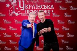 «Украинская песня года»: фанатки Винника обольщают охранников, чтобы те не забрали у них водку
