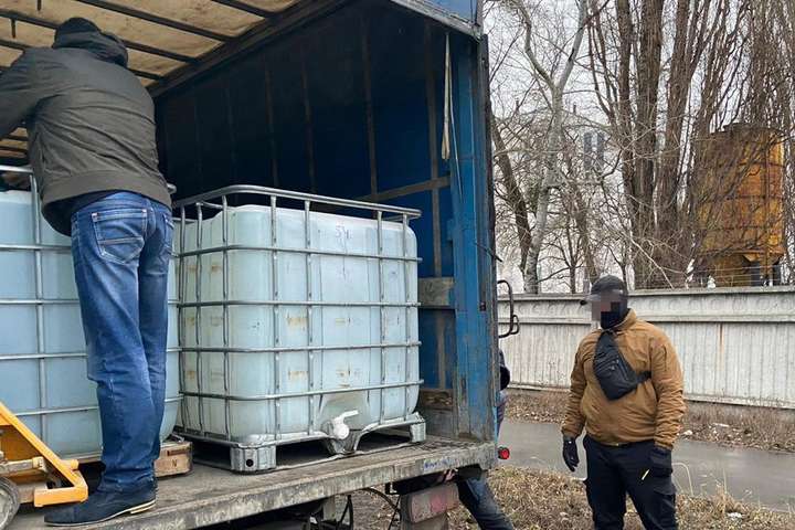 У Києві СБУ вилучила 17 тонн смертоносного спирту