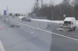 В результаті удару у пікапа сильно розбита передня частина