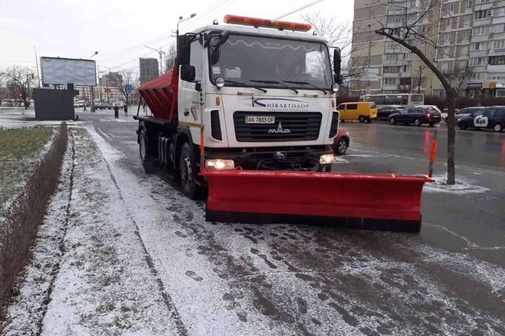 У Києві сніг і ожеледиця: комунальники обробляють дороги (фото)