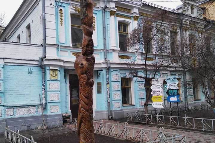 «Єгипетську жрицю» причепурили і повернули на місце в центрі Києва (фото)