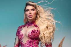 «Живой Кен» в платье с экстремальным декольте похвастался силиконовой грудью