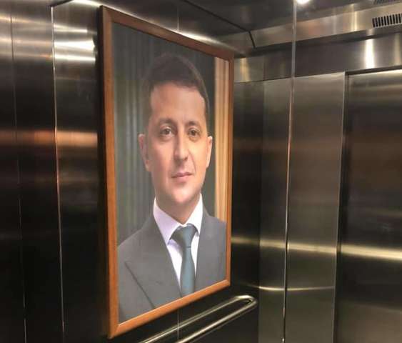 Повторюють досвід Росії? На каналі Мураєва у ліфті повісили величезний портрет Зеленського