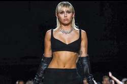  Майли Сайрус дебютировала на подиуме 
  