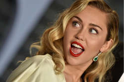 Майли Сайрус эпатировала публику (фото)