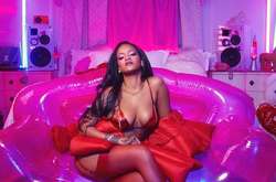  31-летняя певица представила новую коллекцию нижнего белья, созданного специально ко Дню святого Валентина 
  