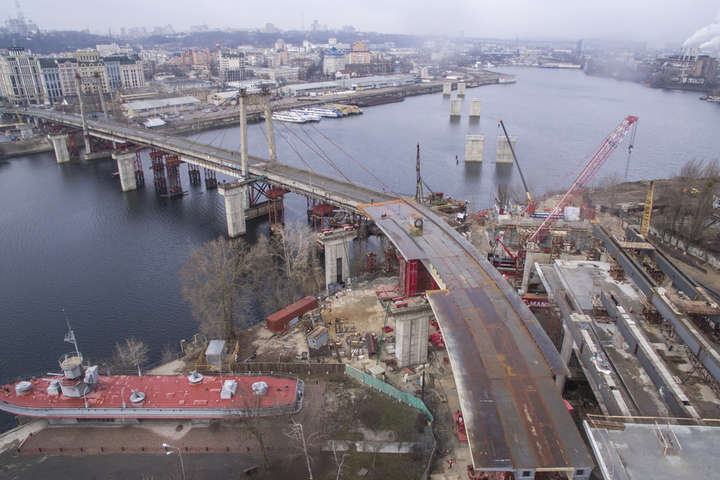 Будівництво Подільсько-Воскресенського мосту: встановлено 500-тонну конструкцію (фото, відео)