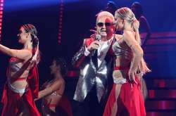 70-летний Поплавский в окружении полуобнаженных девиц выступил на «Украинской песни года» (фото)