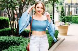  Девушка становится звездой Инстаграма 
  