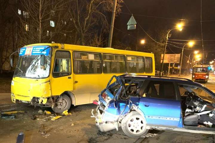 На трамвайних коліях у Києві зіткнулися маршрутка та Audi (фото, відео)