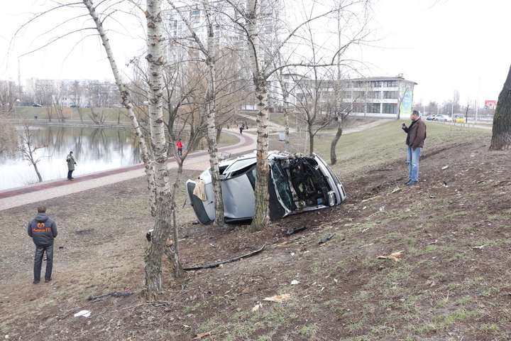 Серйозна ДТП у Києві: Volkswagen протаранив Hyundai і ледь не влетів у озеро (фото, відео)
