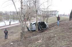  Volkswagen вилетів на узбіччя і врізався в дерево 