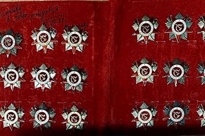 У посилці до Китаю київські митники виявили радянські ордени (фото)
