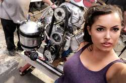 Сеть взорвали фотографии пышногрудой автомобилистки Констанс Нунес