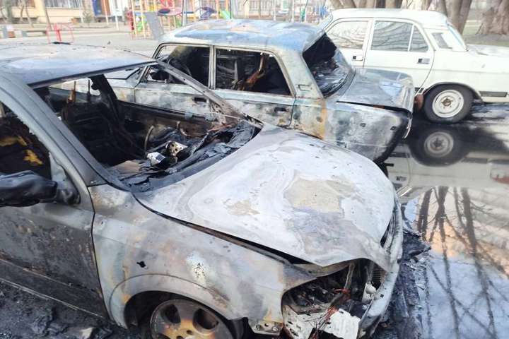 Під Києвом у дворі будинку вщент згоріли дві автівки (фото)