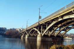 Беременная жительница Винницы пыталась прыгнуть с моста (видео)