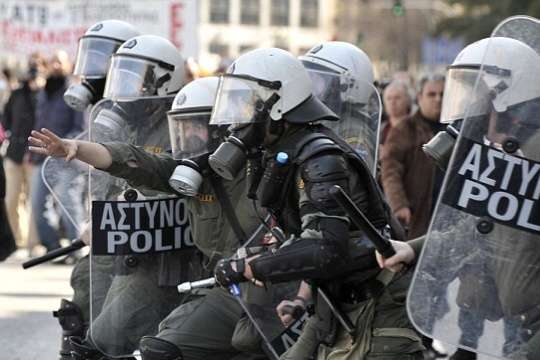В Афінах сталась смертельна стрілянина, поліція затримала 129 осіб 