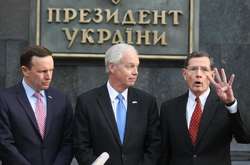  Україну відвідали троє сенаторів США: демократ Кріс Мерфі і двоє республіканців - Рон Джонсон і Джон Баррассо 