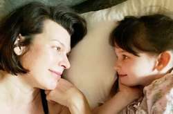  44-летняя Милла Йовович столкнулась со сложностями жизни многодетной матери 
  