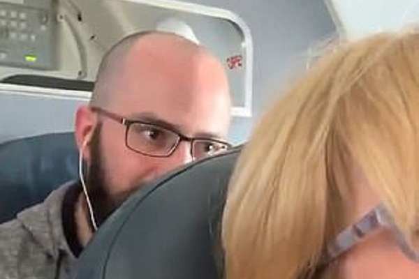 Пасажир літака влаштував сусідці «турбулентність» через те, що вона відкинула крісло (відео)