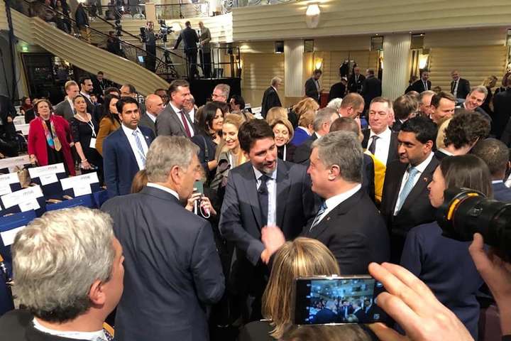 Петро Порошенко в Мюнхені обговорив із партнерами санкції проти Росії - Порошенко в Мюнхені обговорив із партнерами санкції проти Росії: треба боротися за Україну