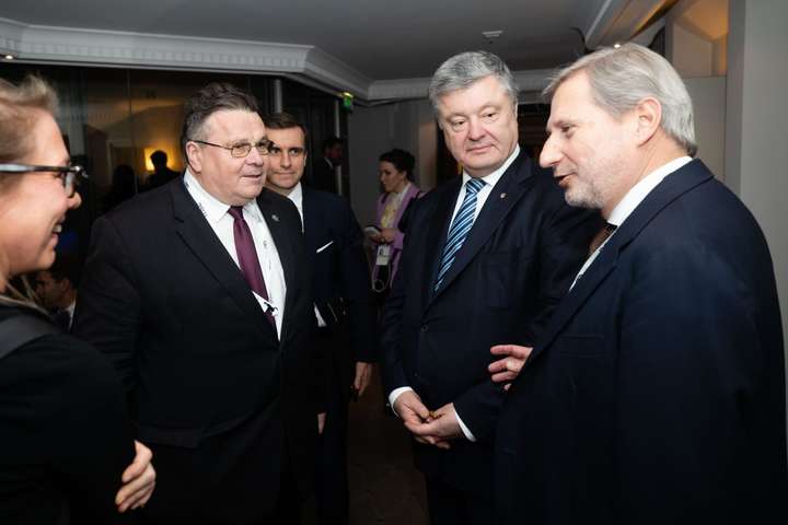 <span>Петро Порошенко в перший день Мюнхенської безпекової конференції провів низку важливих зустрічей із міжнародними партнерами</span> — Порошенко назвав завдання України на Мюнхенській конференції»></div>
<p><span>Петро Порошенко в перший день Мюнхенської безпекової конференції провів низку важливих зустрічей із міжнародними партнерами</span></p>
</p></div>
<p>П’ятий президент України Петро Порошенко назвав головними завданнями представників України на Мюнхенській безпековій конференції захист українських інтересів і роботу зі збереження санкцій проти РФ.</p>
<p>Про це Порошенко написав у Facebook.</p>
<p>«Мета перебування нашої команди сьогодні на Мюнхенській безпековій конференції — захист інтересів України. Це дуже нелегка і кропітка робота: тримати Україну високо у порядку денному міжнародної спільноти. І зараз ви можете побачити і порівняти з попередніми роками, наскільки менше згадується Україна у виступах ключових лідерів і під час двосторонніх зустрічей, і під час публічних заходів. Надважливе завдання — зробити все можливе, щоб зберегти санкції проти РФ аж до повного звільнення української землі. Ми говоримо як про Донбас, так і про Крим», — заявив Порошенко.</p>
<p>П’ятий президент України також повідомив про зустрічі з низкою провідних світових політиків під час конференції.</p>
<p>«Під час Мюнхенської конференції ми мали велику кількість плідних переговорів. Ми зустрілися з прем’єр-міністром Канади Джастіном Трюдо, мали емоційну розмову з Ненсі Пелосі — спікером Палати представників Конгресу США. Були зустрічі з прем’єром Болгарії Бойко Борисовим, а також з президентом Литви. Конструктивною була також зустріч з американською делегацією. Дуже важливою стала розмова з Крісталіною Георгієвою — виконавчим директором МВФ, де йшлося про продовження співпраці з МВФ, забезпечення стабільності фінансово-банківської системи України», — додав Порошенко.</p>
<p>Раніше п‘ятий президент України, лідер партії «Європейська Солідарність» Петро <a href=