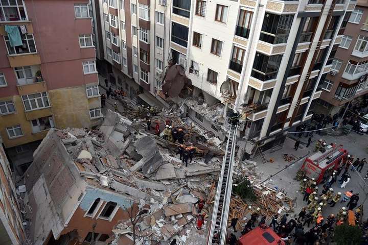 У Стамбулі обвалився семиповерховий аварійний будинок