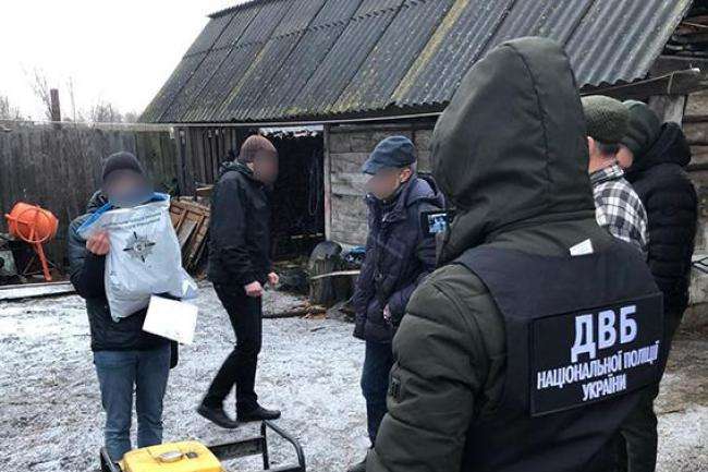 Спецоперація на Рівненщині: бурштинокопачів затримали за напад на поліцейських