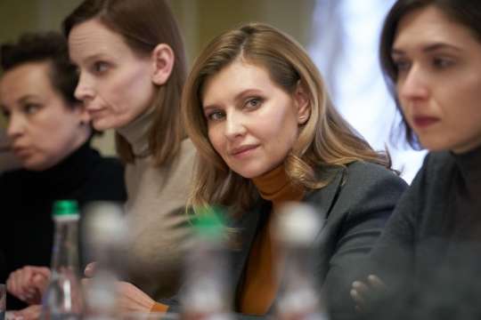 Олена Зеленська разом з міністром освіти і науки Новосад, міністром охорони здоров’я Скалецькою, міністром розвитку економіки, торгівлі та сільського господарства Миловановим і міністром культури, молоді та спорту Бородянським, а також представникам - Перша леді провела нараду з міністрами щодо поліпшення освіти у школах
