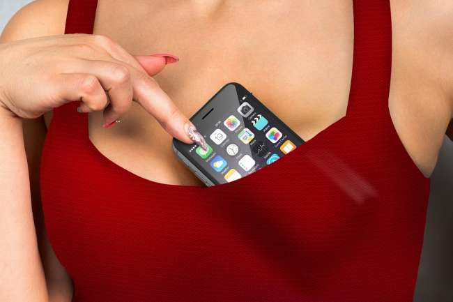 Фахівці розповіли, де небезпечно для здоров’я тримати свій смартфон
