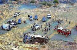  Автобус компанії Divino Niño злетів з дороги на крутому схилі у районі Лос-Оорганос й впав з висоти приблизно 15 метрів 