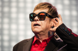  Своїм фанатам він повідомив, що саме напередодні великого шоу йому поставили діагноз ходячої пневмонії. Під час виконання пісні він відчув слабкість і був&nbsp;змушений покинути сцену 