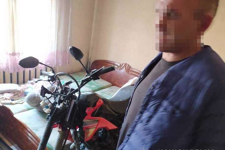 На Закарпатті чоловік вкрав у поліцейських мотоцикл і заховав його у своїй спальні