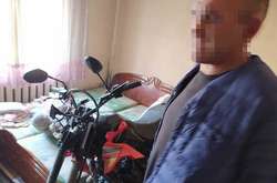 На Закарпатті чоловік вкрав у поліцейських мотоцикл і заховав його у своїй спальні