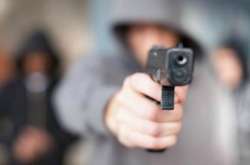 Чоловік на вулиці почав хаотичну стрілянину