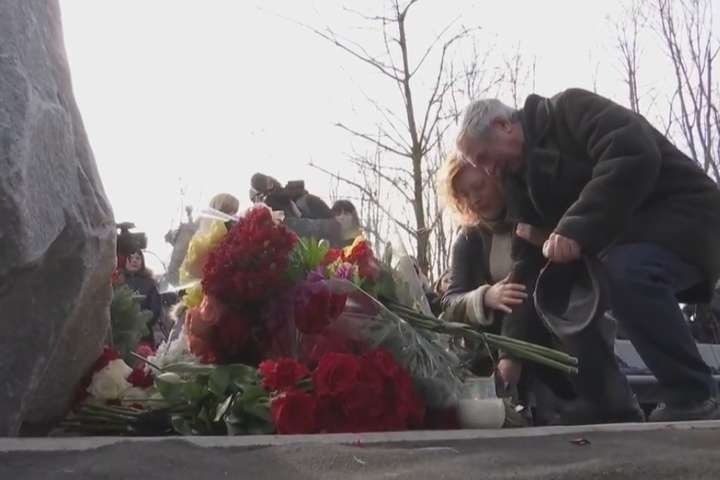 Море квітів та сльози: у «Борисполі» закладають сквер пам’яті жертв авіакатастрофи в Ірані (відео)