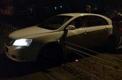 П’яний водій тікав від поліції і застряг у паркані (фото)